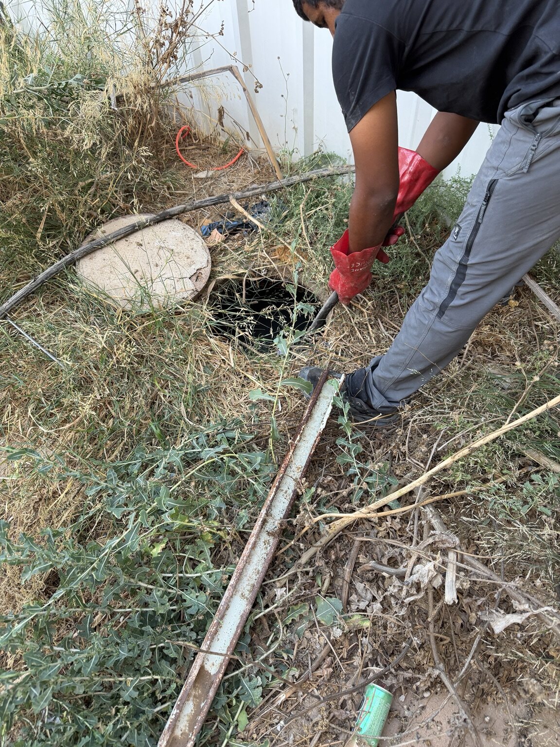 עבודת פתיחת קו ביוב באמצעות ציוד מקצועי
