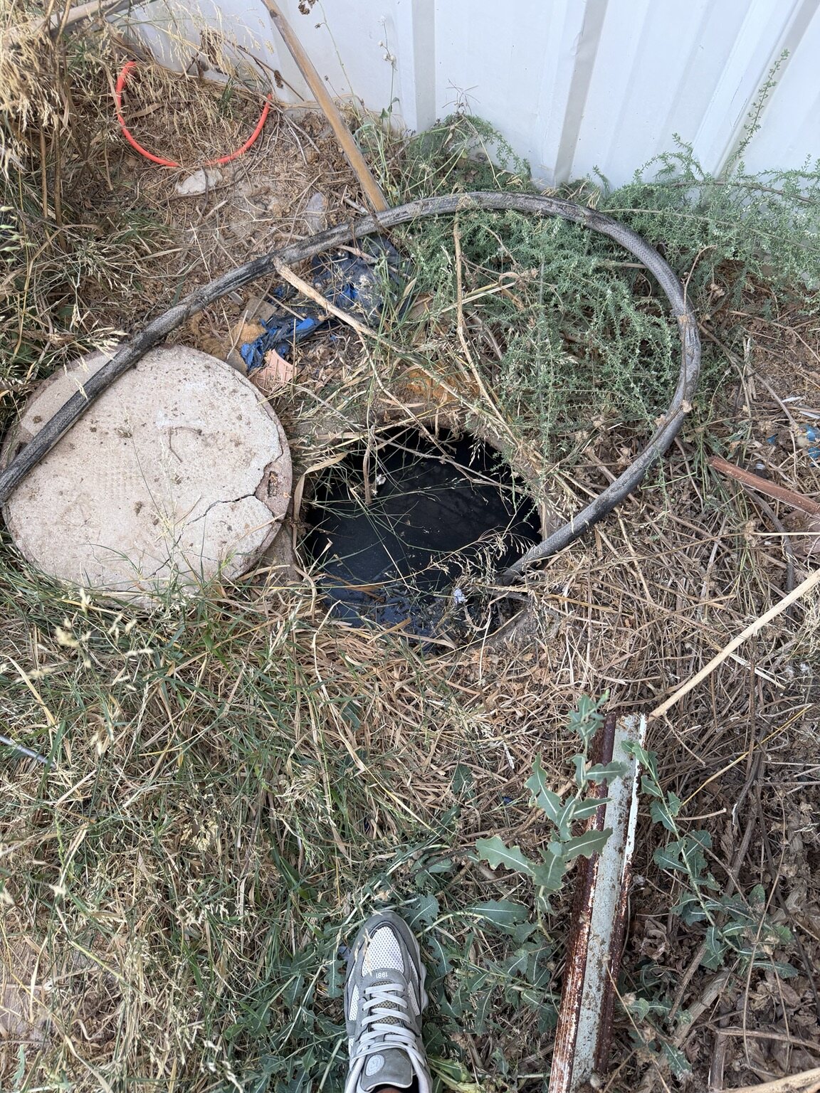 ניקוי שוחת ביוב וחיבור ציוד לפתיחת הקו